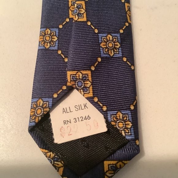 NWT 100% silk tie - Picture 4 of 4